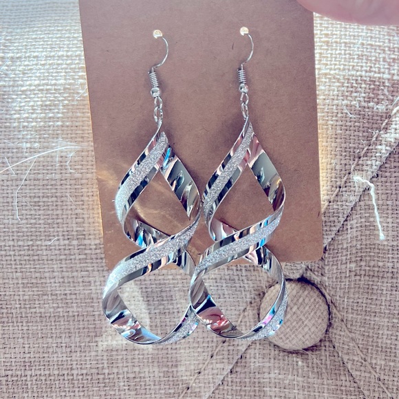 💎 Silver Drop Dangle Earrings - Picture 4 of 6